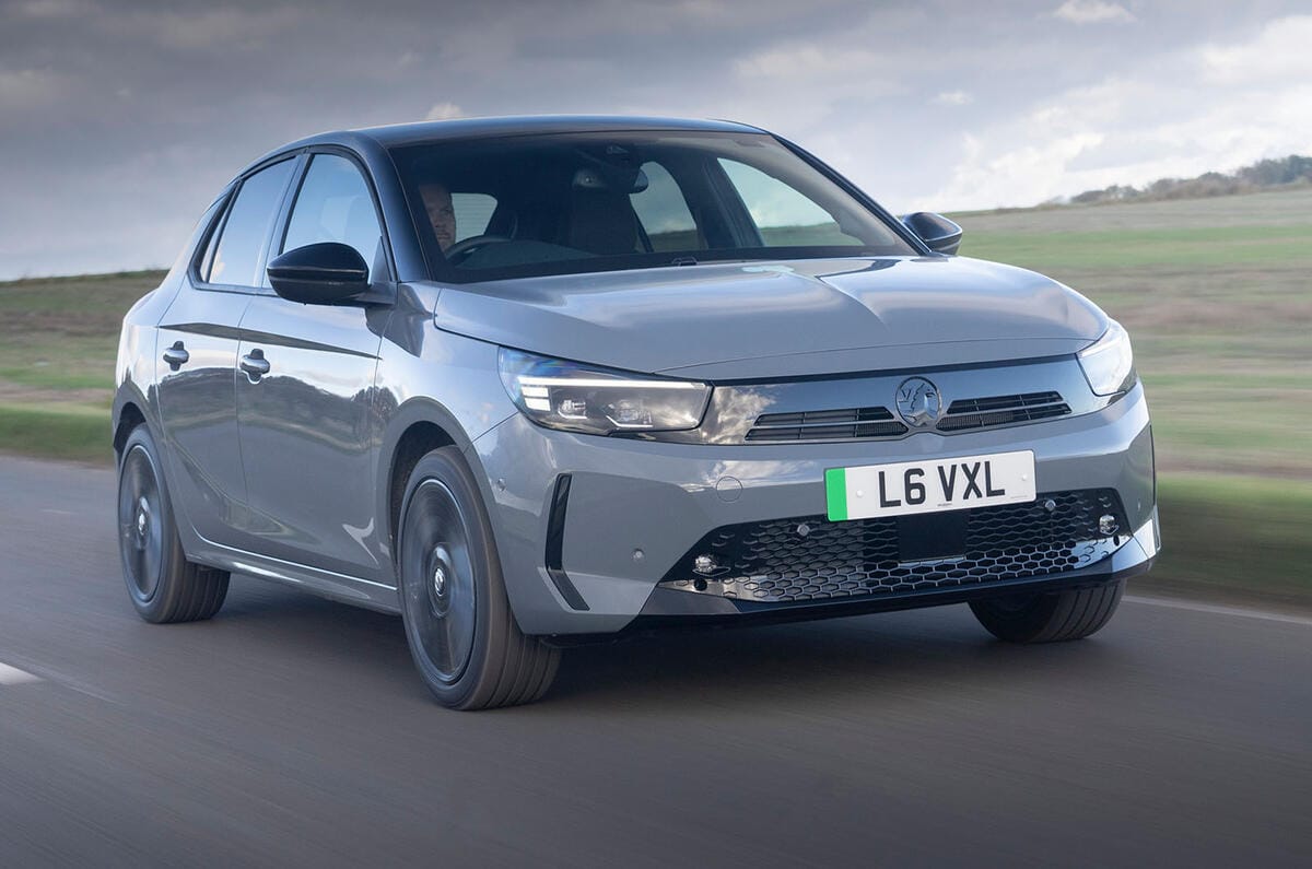 نمای جلو وکسهال کورسا الکتریک در حال حرکت