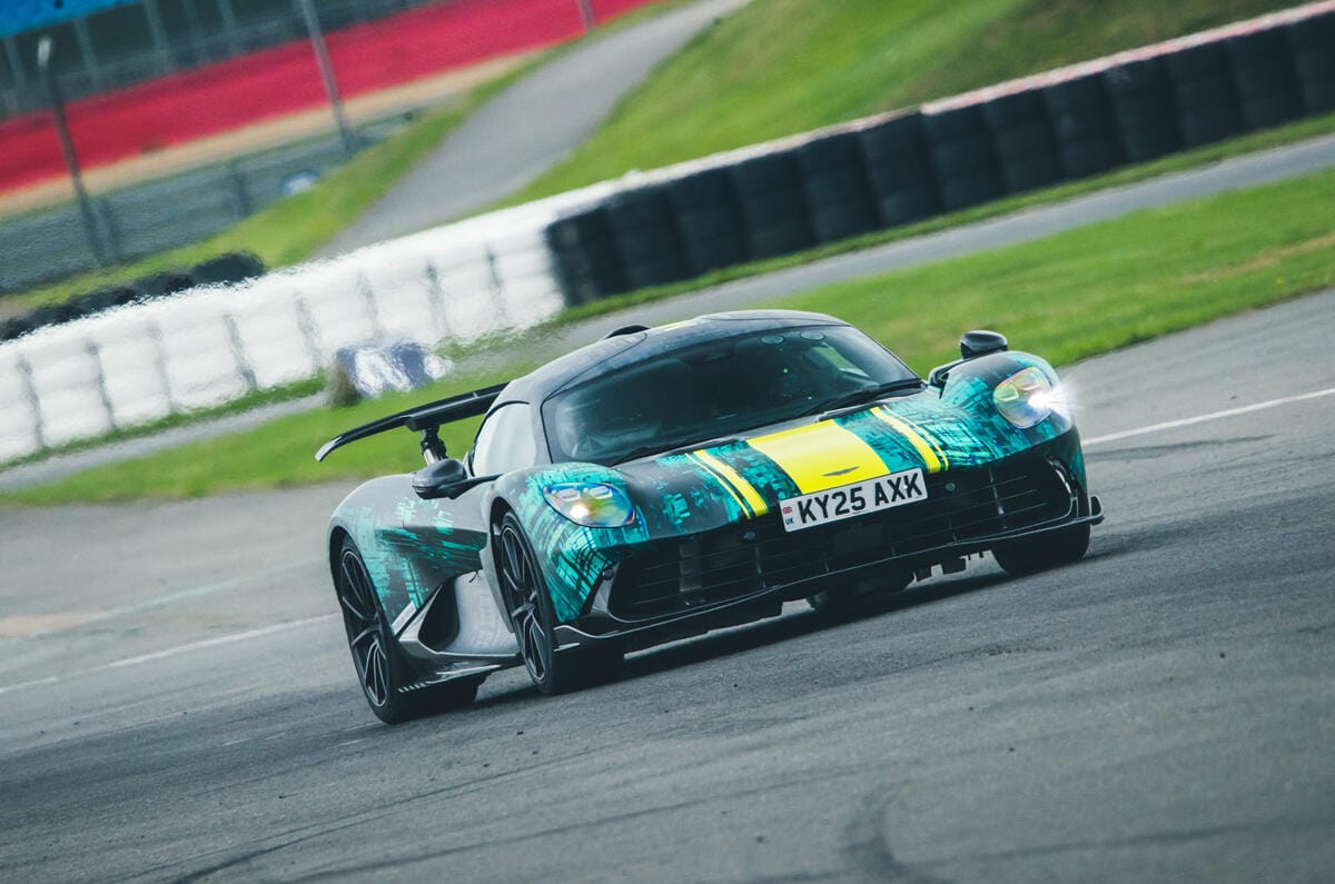 نمای جلو و گوشه بدنه نمونه اولیه استون مارتین والهالا 2026