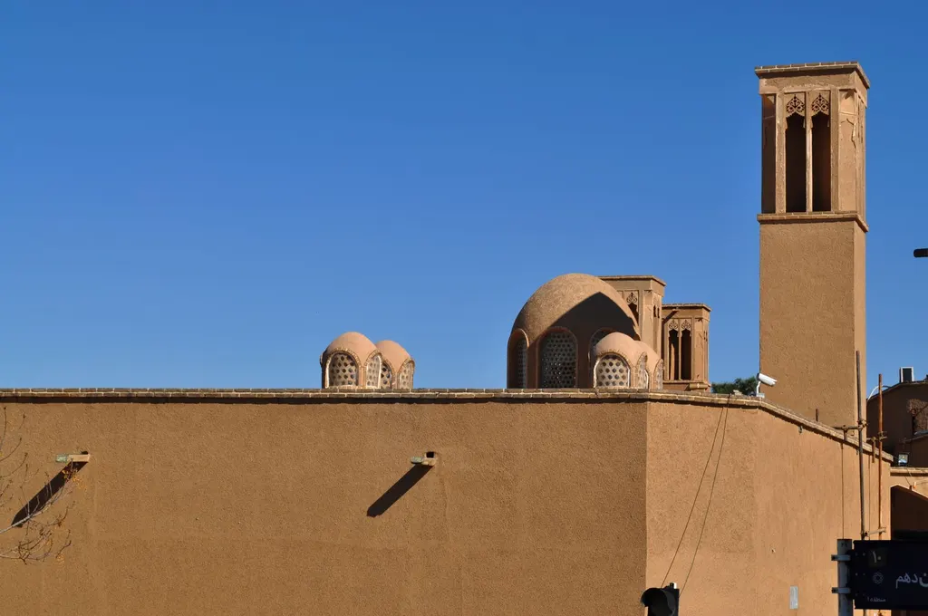 برج بادگير فارسي تقليدي تحت سماء صافية (صورة توضيحية)